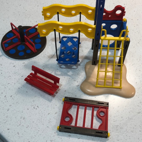 Playmobile playground set incomplete - Picture 2 of 3